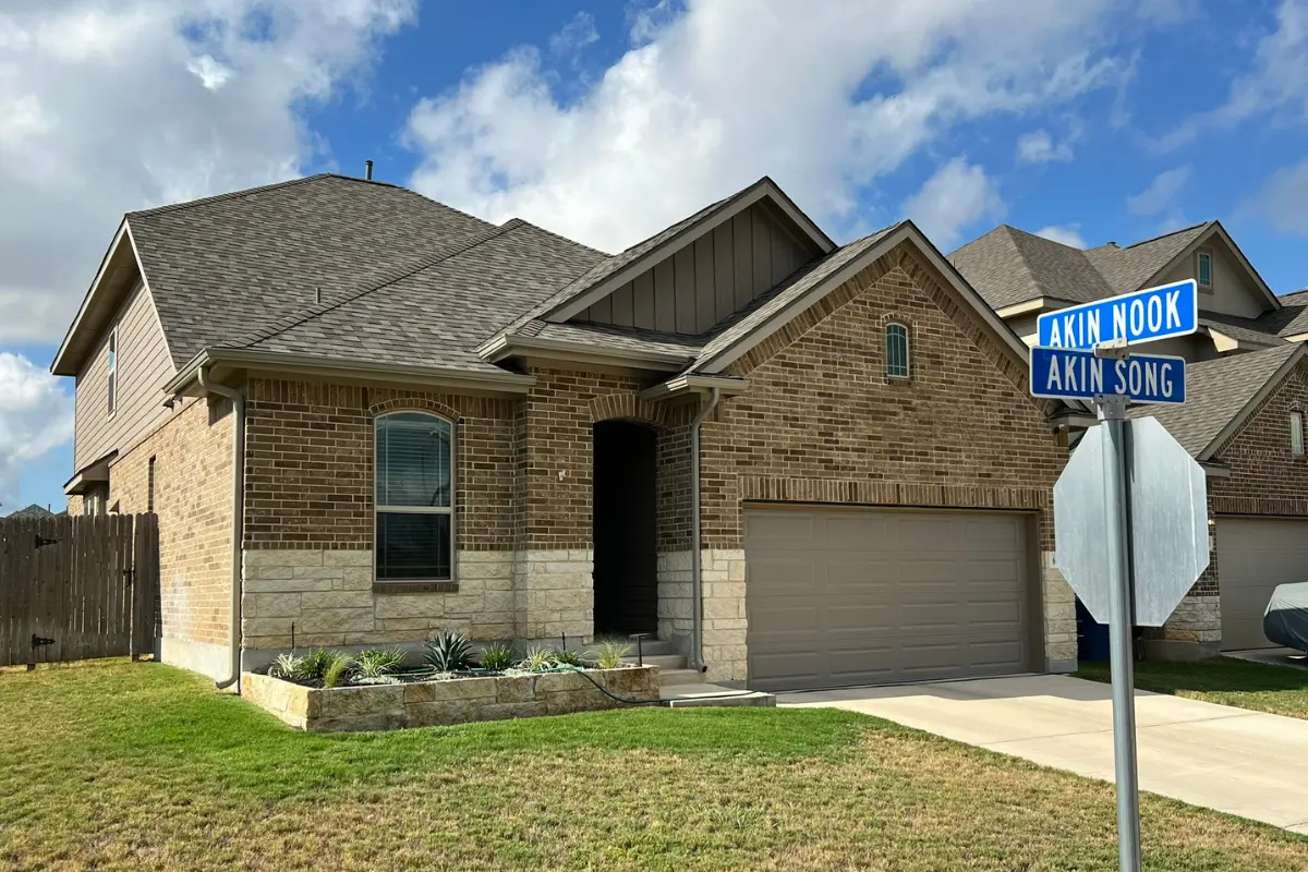 Owens Corning Duration roofing system installed on a home near Wortham Oaks Elementary, San Antonio.